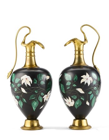 Coppia di finte anfore in marmo e commesso di pietre dure e malachite a formare