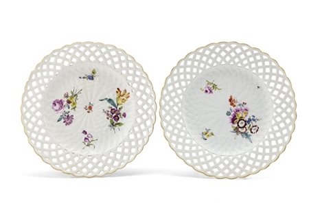 Manifattura di Meissen, secolo XVIII-XIX. Coppia di piatti in porcellana policr