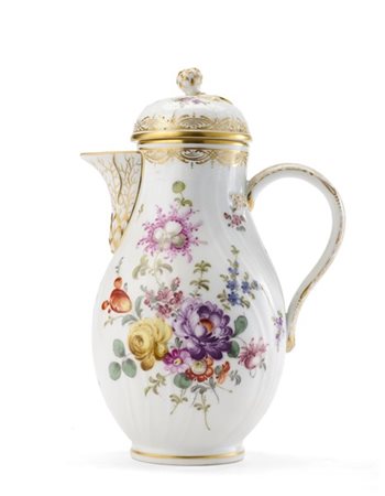 Manifattura di Berlino, secolo XIX. Caffettiera piriforme in porcellana con mot