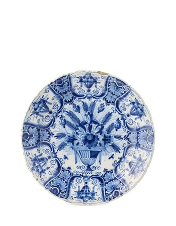 Manifattura di Delft, secolo XVIII. Piatto in maiolica a bordo mosso decorata n