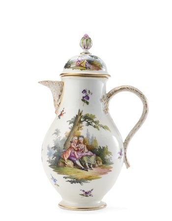 Manifattura di Meissen, secolo XIX. Caffettiera piriforme in porcellana dipinta