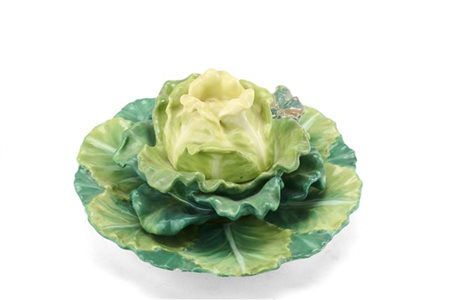 Manifattura di Jacob Petit, Francia, 1840 circa. Zuppiera con vassoio in forma