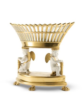 Manifattura francese, secolo XIX. Centrotavola in porcellana bianca e dorata. M