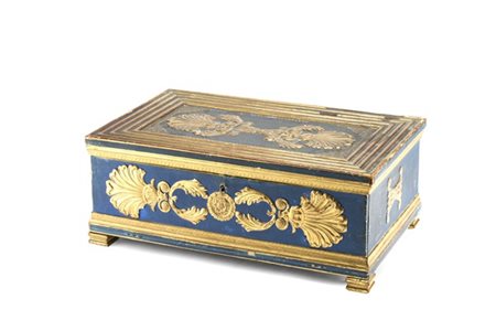 Cofanetto in legno e cartone dipinto e dorato con decori in pastiglia a palmett