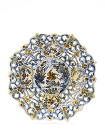 Manifattura di Savona, inizio secolo XVIII. Alzata traforata in maiolica dipint