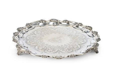 Salver in argento di forma sagomata, decorato nel bordo a valva di conchiglia,