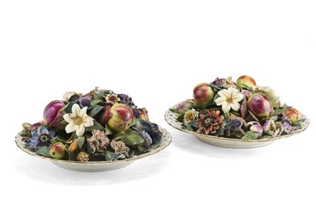 Manifattura di Ludwigsburg, secolo XIX. Coppia di alzate in porcellana decorata