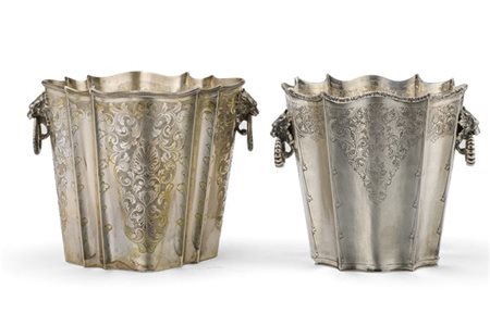 Due rinfresca bottiglie sagomati in argento con corpi incisi a motivi vegetali.