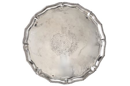 Salver in argento a bordo sagomato e cordonato con cavetto inciso a stemma nobi