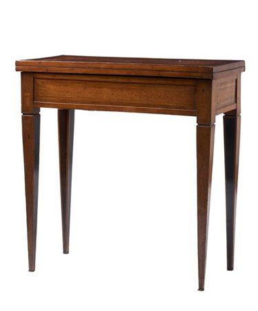 Tavolo da gioco con piano apribile intarsiato e filettato in legni vari. L'inte