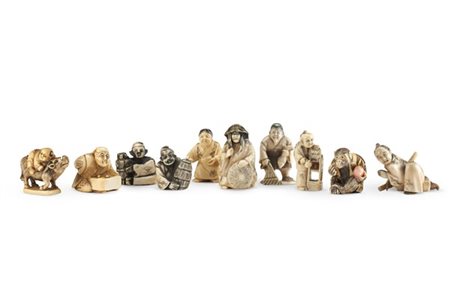 Lotto composto da otto netsuke e due okimono in avorio raffiguranti
personaggi