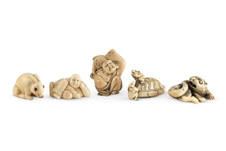 Lotto composto da cinque netsuke in avorio, tra cui due raffiguranti Budai e tr