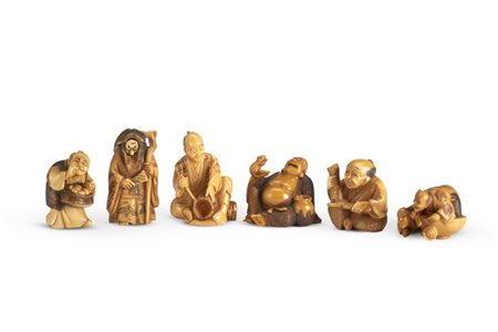Lotto composto da quattro netsuke e due okimono in avorio raffiguranti personag