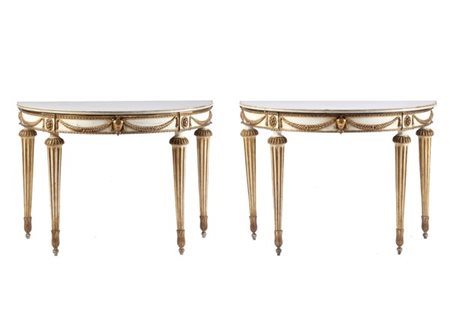 Coppia di tavoli da parete demi lune in legno intagliato, laccato e dorato, fas