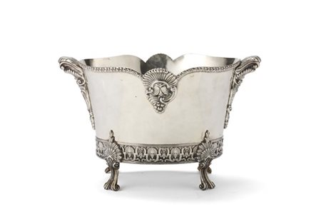 Cachepot di forma mossa biansato in argento con profilo cordonato, corpo costol