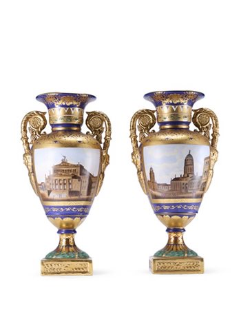 Manifattura del secolo XIX-XX. Coppia di vasi biansati in porcellana decorata i