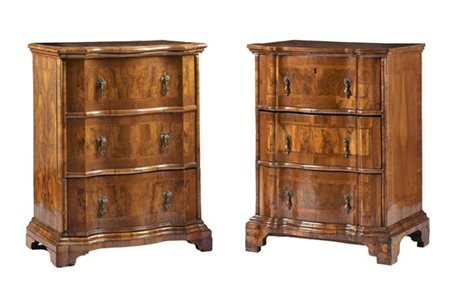 Coppia di comodini lastronati in noce e radica di noce con fronte mosso, uno a