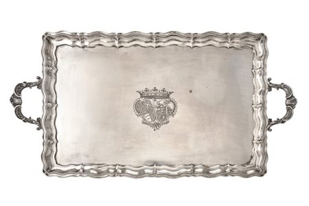 Vassoio biansato in argento a profilo polilobato con bordura rialzata, anse a m