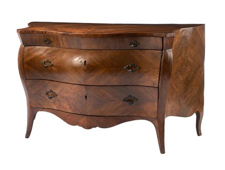 Cassettone di forma bombata lastronato in noce con fronte a due cassetti e un c