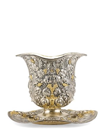 Rinfrescatoio con vassoio in argento riccamente decorato in rilievo a volute fo