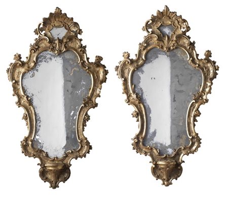 Coppia di grandi ventole di forma mossa in legno intagliato e dorato a mecca co