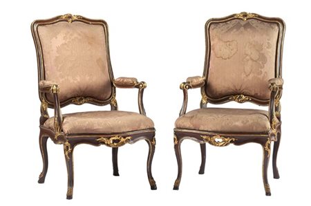 Coppia di poltrone di forma mossa in legno dipinto con profili dorati, bracciol