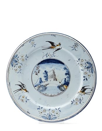 Manifattura di Pavia, secolo XVIII. Piatto in maiolica dipinta in policromia co