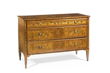 Cassettone lastronato in radica di noce, filettato in palissandro e bois de ros