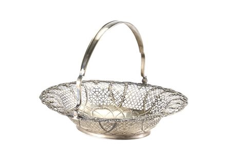 Cesto in argento traforato a motivi concatenati e sbalzato a perlinature, cavet