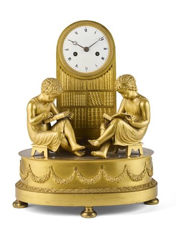 Pendola d'appoggio a soggetto "à la lecture" in bronzo dorato. La cassa è forma