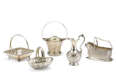 Lotto composto da tre diversi cesti, un versatoio e un porta bottiglia in argen