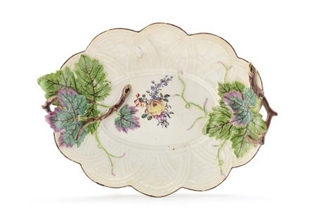 Manifattura di Chelsea, secolo XVIII. Vassoietto in porcellana policroma a form