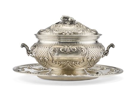 Zuppiera biansata con coperchio e presentoir ovale in argento con presa a frutt