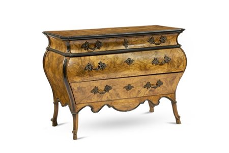 Cassettone bombato e lastronato in noce e radica con profili ebanizzati, fronte