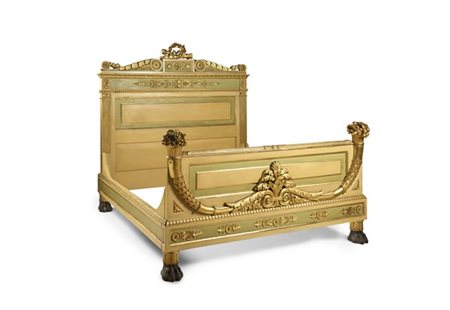 Letto a due piazze in legno intagliato, laccato e dorato con pediera decorata d
