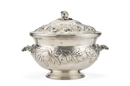 Zuppiera biansata in argento con presa del coperchio a melograno a tutto tondo,