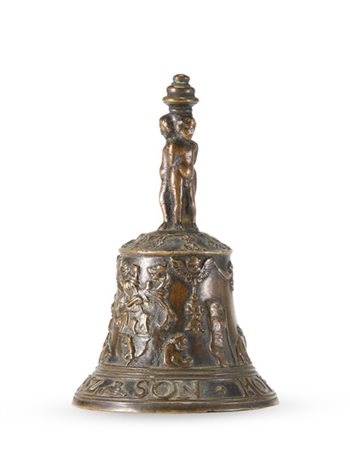 Campanello in bronzo con presa a putti e decoro a rilievo con Orfeo che incanta