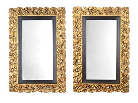 Coppia di specchiere con cornice in legno intagliato e dorato a nastri e rami f