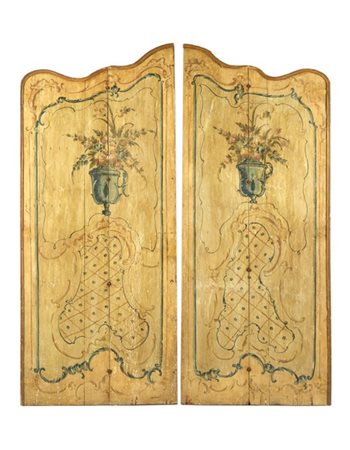 Coppia di pannelli in legno dipinto e laccato di forma sagomata e incernierati