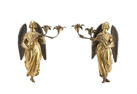 Coppia di angeli in rame e lamierino dorato reggenti rametto fiorito con doppio