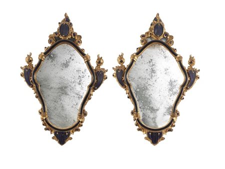 Coppia di specchiere sagomate in legno intagliato e dorato con cornice decorata