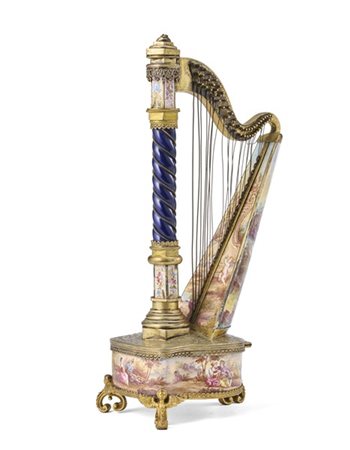 Orologio da appoggio in foggia di arpa in argento cesellato a volute fogliate e