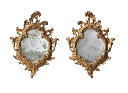 Coppia di specchiere di forma sagomata in legno intagliato, traforato e dorato