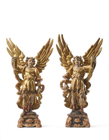 Scultore del secolo XVIII. Coppia di angeli reggicero in legno intagliato, dipi