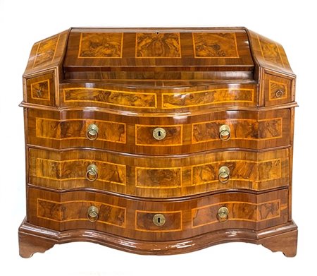 Ribalta lastronata in noce e radica di noce e filettata con fronte mosso a tre