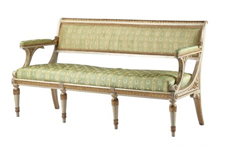 Divano a tre posti in legno intagliato, dipinto e dorato, decori a foglie e ros