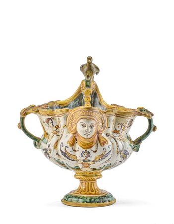 Versatoio biansato in maiolica dipinta in policromia con grottesche e nel cavet