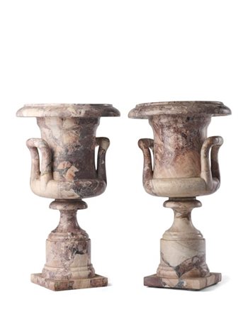 Coppia di vasi "Medici" biansati su base a semicolonna in breccia pernice (h. c