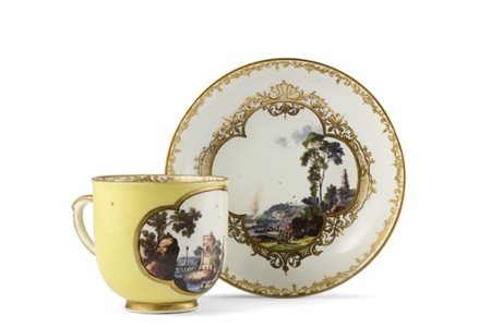 Manifattura di Meissen. Tazza e piattino in porcellana decorata in policromia c