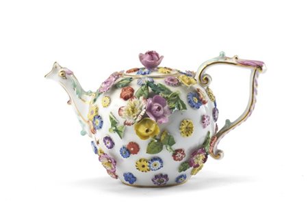 Manifattura di Meissen, secolo XIX. Teiera in porcellana con piccoli fiori a ri